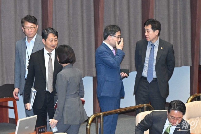 (왼쪽부터)안덕근 산업통상자원부 장관과 한기정 공정거래위원장과 김주현 금융위원장을 비롯한 참석자들이 3일 오후 서울 여의도 국회 본회의장에서 진행된 '제415회국회(임시회) 제5차 본회의 경제분야에 관한 대정부질문'에 참석하기 위해 자리로 이동하고 있다. 사진=강민석 기자 kms@newsway.co.kr