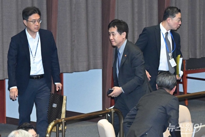 유상범 국민의힘 의원이 3일 오후 서울 여의도 국회 본회의장에서 진행된 '제415회국회(임시회) 제5차 본회의'에서 채상병 특검법을 반대하는 무제한 토론(필리버스터)을 이어가자 (중앙)김주현 금융위원장이 자리를 떠나고 있다. 사진=강민석 기자 kms@newsway.co.kr