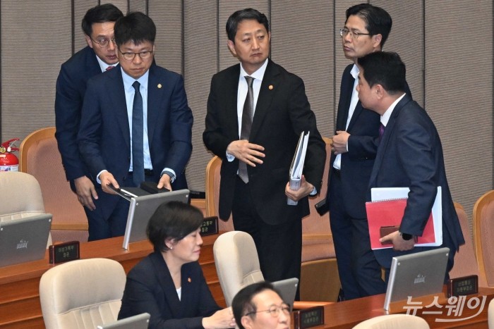 유상범 국민의힘 의원이 3일 오후 서울 여의도 국회 본회의장에서 진행된 '제415회국회(임시회) 제5차 본회의'에서 채상병 특검법을 반대하는 무제한 토론(필리버스터)을 이어가자 (중앙)안덕근 산업통상자원부 장관이 자리를 떠나고 있다. 사진=강민석 기자 kms@newsway.co.kr