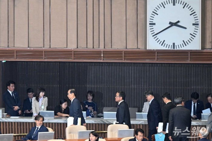 유상범 국민의힘 의원이 3일 오후 서울 여의도 국회 본회의장에서 진행된 '제415회국회(임시회) 제5차 본회의'에서 채상병 특검법을 반대하는 무제한 토론(필리버스터)을 이어가자 한덕수 국무총리와 최상목 부총리 겸 기획재정부 장관 등이 자리를 떠나고 있다. 사진=강민석 기자 kms@newsway.co.kr