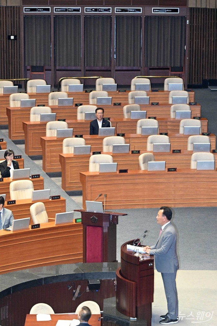 유상범 국민의힘 의원이 3일 오후 서울 여의도 국회 본회의장에서 진행된 '제415회국회(임시회) 제5차 본회의'에서 채상병 특검법을 반대하는 무제한 토론(필리버스터)을 이어가고 있는 가운데 장관석들이 대부분 비어져 있다. 사진=강민석 기자 kms@newsway.co.kr