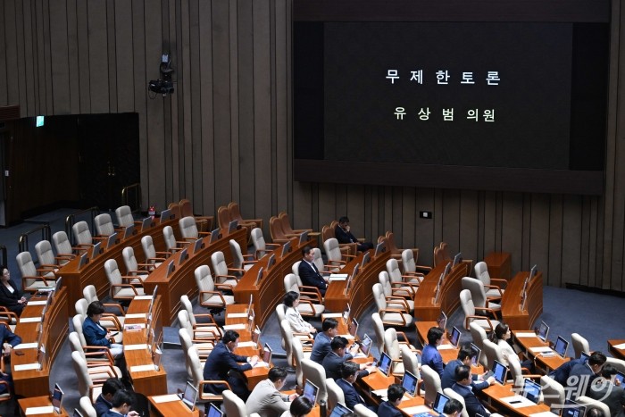 유상범 국민의힘 의원이 3일 오후 서울 여의도 국회 본회의장에서 진행된 '제415회국회(임시회) 제5차 본회의'에서 채상병 특검법을 반대하는 무제한 토론(필리버스터)을 이어가고 있는 가운데 장관석들이 대부분 비어져 있다. 사진=강민석 기자 kms@newsway.co.kr