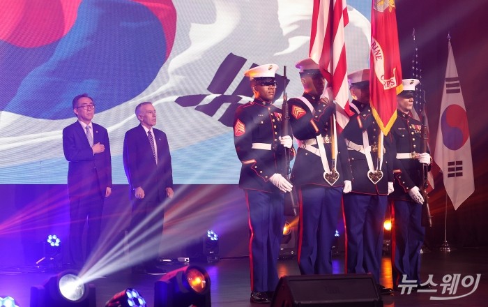 조태열 외교부 장관과 필립 골드버그 주한 미국대사가 3일 오후 서울 용산구 그랜드 하얏트 서울에서 열린 미국 독립기념일 행사에 참석한 가운데 애국가가 나오고 있다. 사진=사진공동취재단
