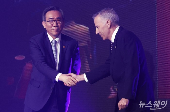 조태열 외교부 장관과 필립 골드버그 주한 미국대사가 3일 오후 서울 용산구 그랜드 하얏트 서울에서 열린 미국 독립기념일 행사에서 악수를 하고 있다. 사진=사진공동취재단