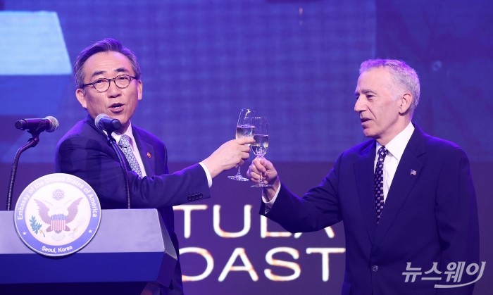 조태열 외교부 장관과 필립 골드버그 주한 미국대사가 3일 오후 서울 용산구 그랜드 하얏트 서울에서 열린 미국 독립기념일 행사에서 건배 제의를 하고 있다. 사진=사진공동취재단