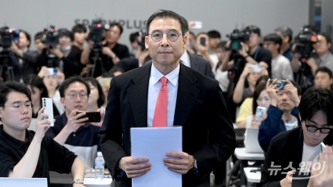 '유산 상속' 입장발표 하기 위해 회견장 들어서는 조현문 전 효성 부사장
