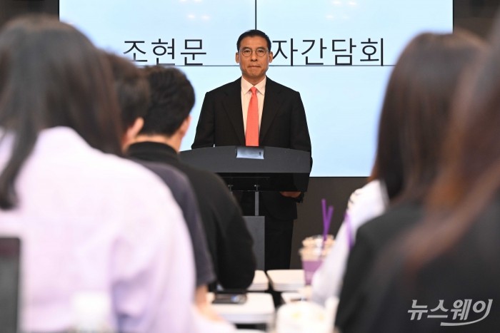 효성가(家) 차남 조현문 전 효성 부사장이 5일 오전 서울 강남구 스파크플러스 코엑스점에서 열린 아버지 고(故) 조석래 효성그룹 명예회장의 유산 상속 관련 기자간담회에서 취재진의 질문을 듣고 있다. 사진=강민석 기자 kms@newsway.co.kr