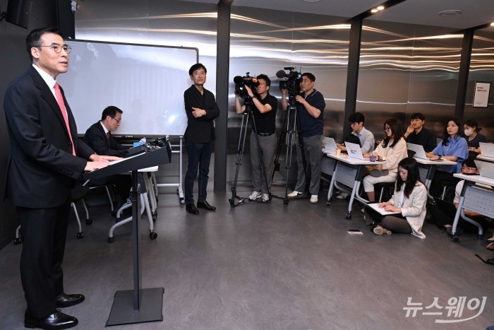 효성가(家) 차남 조현문 전 효성 부사장이 5일 오전 서울 강남구 스파크플러스 코엑스점에서 열린 아버지 고(故) 조석래 효성그룹 명예회장의 유산 상속 관련 기자간담회에서 발언을 하고 있다. 사진=강민석 기자 kms@newsway.co.kr