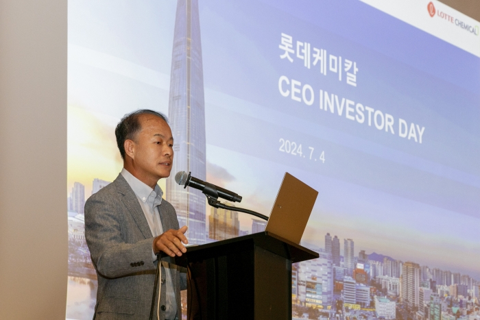 롯데케미칼 이훈기 대표가 4일 오후 진행된 'CEO INVESTOR DAY'에서 회사의 전략을 발표하고 있다. 사진=롯데케미칼 제공