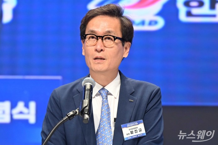 함진규 한국도로공사 사장이 5일 오후 서울 강남구 건설회관에서 열린 '2024 도로의 날' 기념식에서 개회사를 하고 있다. 사진=강민석 기자 kms@newsway.co.kr