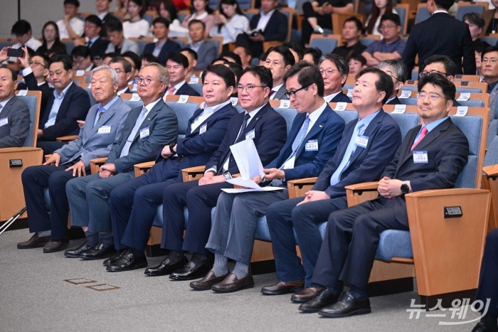 (왼쪽 세 번째부터)권영진 국민의힘 의원, 백원국 국토교통부 2차관과 함진규 한국도로공사 사장을 비롯한 내빈들이 5일 오후 서울 강남구 건설회관에서 열린 '2024 도로의 날' 기념식에 참석해 자리하고 있다. 사진=강민석 기자 kms@newsway.co.kr