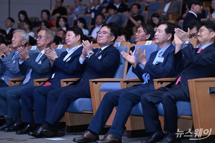 (오른쪽 세 번째)백원국 국토교통부 2차관이 5일 오후 서울 강남구 건설회관에서 열린 '2024 도로의 날' 기념식에서 박수를 치고 있다. 사진=강민석 기자 kms@newsway.co.kr