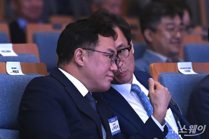 (왼쪽)백원국 국토교통부 2차관과 함진규 한국도로공사 사장이 5일 오후 서울 강남구 건설회관에서 열린 '2024 도로의 날' 기념식에서 대화하고 있다. 사진=강민석 기자 kms@newsway.co.kr