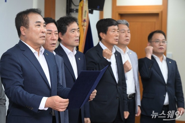 (왼쪽 첫 번째)윤학수 대한전문건설협회 회장을 비롯한 내빈들이 8일 오후 서울 동작구 전문건설회관에서 열린 전문건설 상생협약 간담회에서 '미래세대와 지속 가능한 노동시장을 위한 전문건설업계 공동실천 결의문'을 낭독하고 있다. 사진=강민석 기자 kms@newsway.co.kr