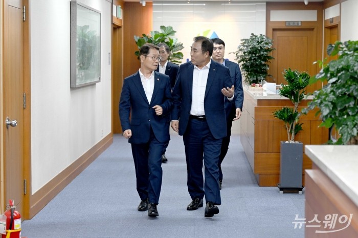 (왼쪽)이정식 고용노동부 장관과 윤학수 대한전문건설협회 회장이 8일 오후 서울 동작구 전문건설회관에서 열린 전문건설 상생협약 간담회에 참석하기 위해 협약장으로 이동하고 있다. 사진=강민석 기자 kms@newsway.co.kr