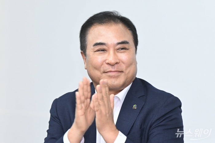 윤학수 대한전문건설협회 회장이 8일 오후 서울 동작구 전문건설회관에서 열린 전문건설 상생협약 간담회에 참석해 박수를 치고 있다. 사진=강민석 기자 kms@newsway.co.kr