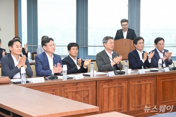 (왼쪽부터)박기찬 구조물해체비계공사업협의회 회장, 장세현 철근콘크리트공사업협의회 회장, 신현모 상하수도설비공사업협의회 회장, 지문철 대한전문건설협회 인천시회 회장, 이성수 대한전문건설협회 경기도회 회장, 노석순 대한전문건설협회 서울특별시회 회장이 8일 오후 서울 동작구 전문건설회관에서 열린 전문건설 상생협약 간담회에 참석해 박수를 치고 있다. 사진=강민석 기자 kms@newsway.co.kr