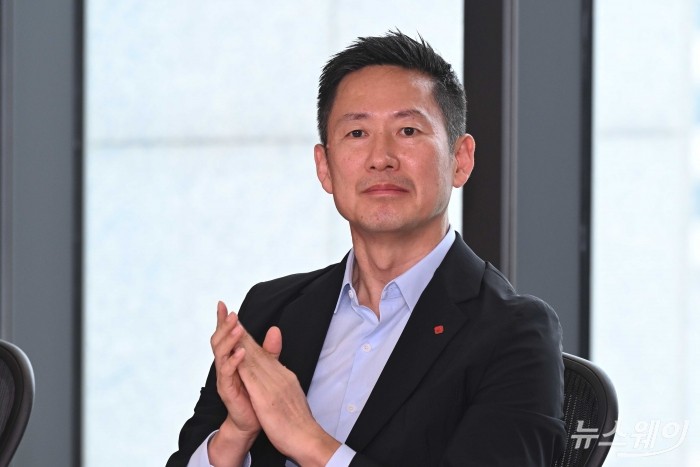 이돈태 롯데지주 사장이 9일 오후 서울 강서구 LG사이언스파크에서 열린 AI디자인 현장간담회에 참석해 자리하고 있다. 사진=강민석 기자 kms@newsway.co.kr