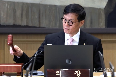 이창용 한은 총재 "금리인하 고민 가능 여건 조성···시장 기대 과하다"