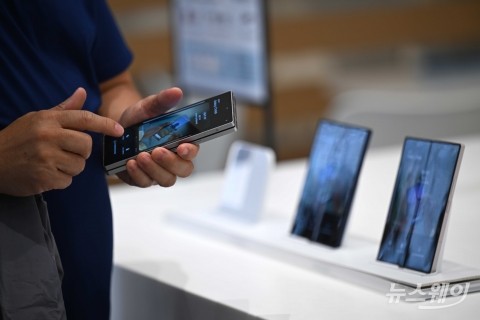 &quot;옆으로 두 번, 위아래로 두 번&quot;···삼성, 새 폴더블폰 나올까