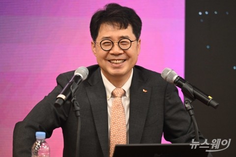 밝은 미소로 합병결과 발표하는 박상규 SK이노베이션 사장
