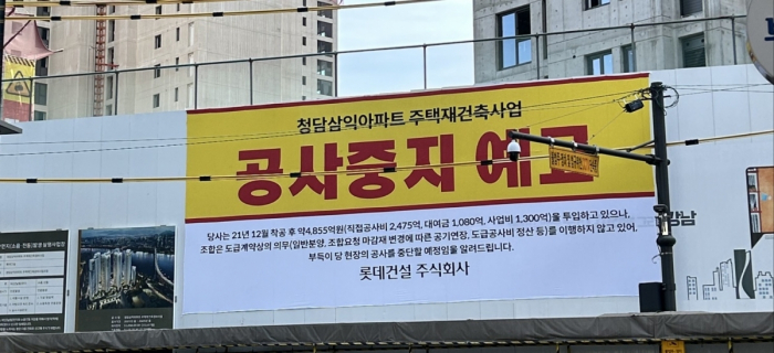 지난 18일 서울시 중구 사랑의열매 회관에서 열린 '디딤씨앗통장 장학금 지원사업 협약식'에서 김상준 애경산업 대표이사(가운데), 김동우 희망을나누는사람들 부회장(왼쪽), 황인식 사회복지공동모금회 사무총장(오른쪽)이 기념 촬영을 하고 있다. 사진=애경산업 제공