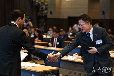 베트남 투자 세미나에서 악수 나누는 추문갑 본부장·도민뚜안 타잉화성 인민위원장