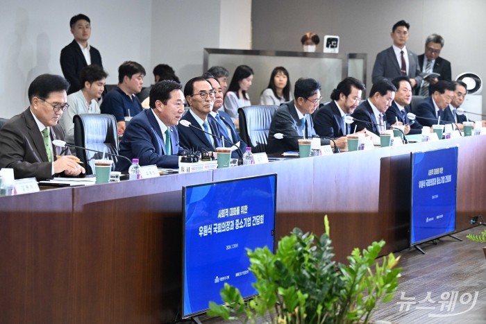(왼쪽 두 번째)김기문 중소기업중앙회 회장이 31일 오후 서울 여의도 중소기업중앙회에서 열린 '우원식 국회의장 초청 중소기업인 간담회'에서 인사말을 하고 있다. 사진=강민석 기자 kms@newsway.co.kr