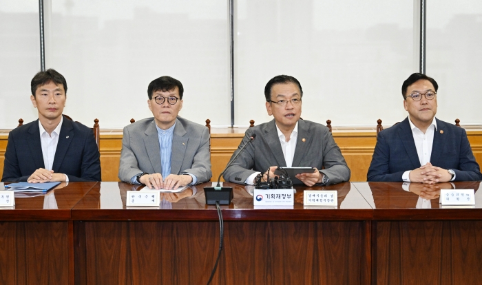 (왼쪽부터)이복현 금융감독원장, 이창용 한국은행 총리, 최상목 경제부총리 겸 기재획정부 장관, 김병환 금융위원장. 사진=한국은행 제공