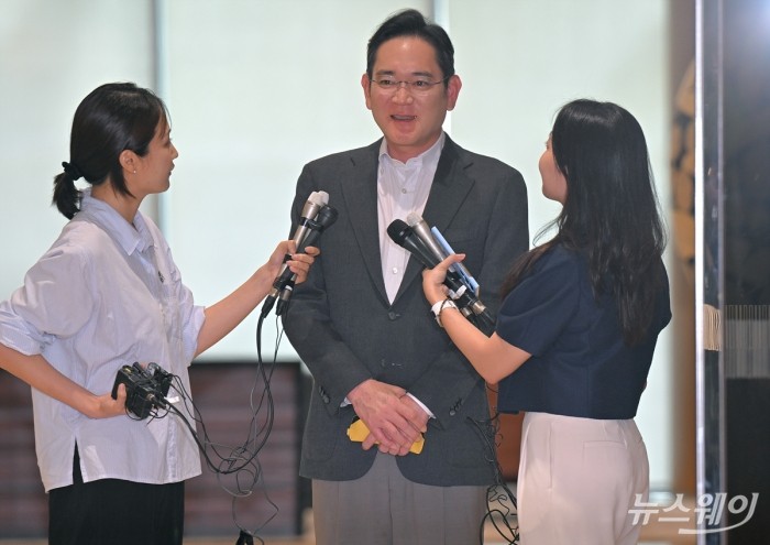 이재용 삼성전자 회장이 파리올림픽 출장을 마치고 7일 오후 김포공항 서울김포비즈니스항공센터(SGBAC)를 통해 귀국하며 취재진의 질문에 답하고 있다. 사진=이수길 기자 Leo2004@newsway.co.kr