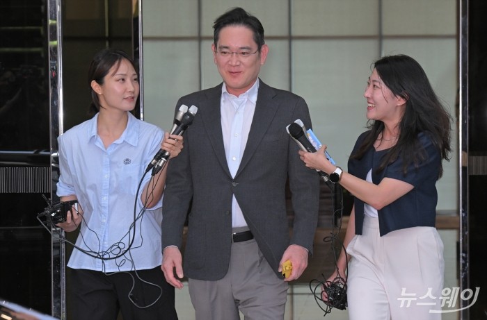 이재용 삼성전자 회장이 파리올림픽 출장을 마치고 7일 오후 김포공항 서울김포비즈니스항공센터(SGBAC)를 통해 귀국하며 취재진의 질문에 답하고 있다. 사진=이수길 기자 Leo2004@newsway.co.kr