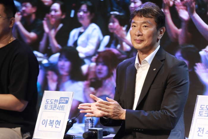 이복현 금융감독원장이 지난 9일 서울 홍대 하나은행 H-PULSE 소극장에서 열린 '청소년 불법도박 예방을 위한 프로젝트 선포식 및 토크콘서트'에 참석하고 있다. 사진=금감원 제공