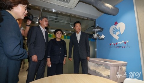 '위기임산부 통합지원센터' 설명 듣는 오세훈·김영옥·김창범