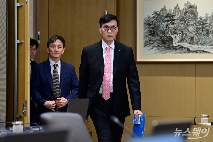 이창용 한국은행 총재가 22일 오전 서울 중구 한국은행 본관에서 열린 금융통화위원회 본회의에 참석하고 있다. 사진=사진공동취재단