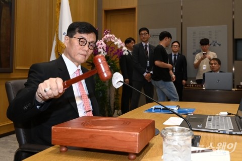 한은, 금리 또 묶었다···가계부채 급증세 억제 등 금융 안정 우선(종합)