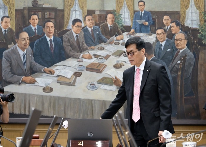 이창용 한국은행 총재가 22일 서울 중구 한국은행에서 열린 금융통화위원회에서 입장하고 있다. 사진=사진공동취재단