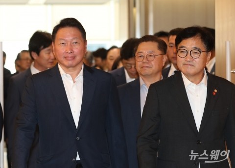 간담회장 들어서는 우원식 국회의장·최태원 대한상공회의소 회장