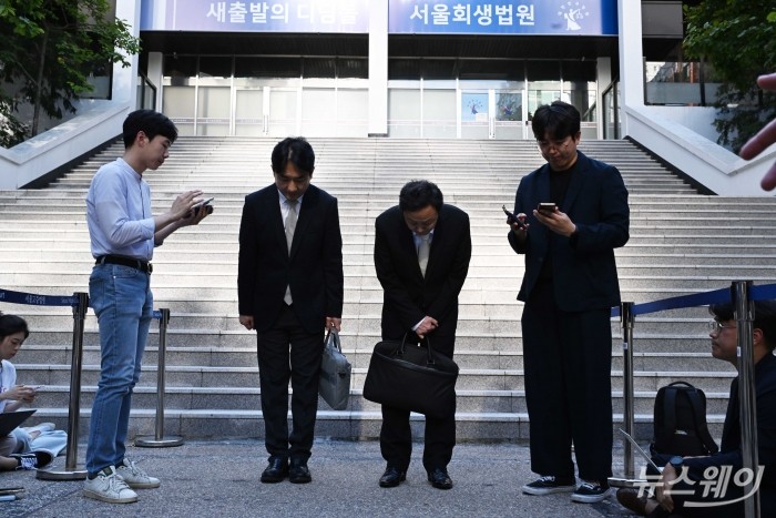 (왼쪽 두 번째)류화현 위메프 대표와 (오른쪽 두 번째)류광진 티몬 대표가 30일 오후 서울 서초구 서울회생법원에서 비공개로 열린 '티몬·위메프' 2차 회생절차 협의회를 마친 뒤 고개를 숙이고 있다. 사진=강민석 기자 kms@newsway.co.kr