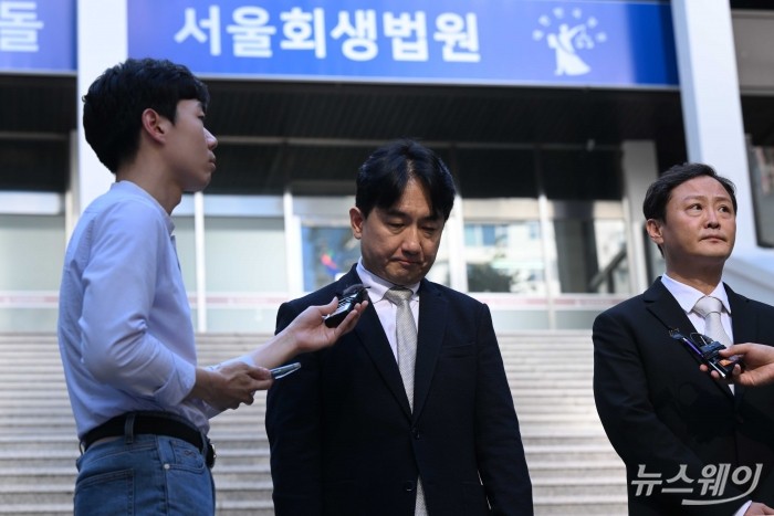 류화현 위메프 대표가 30일 오후 서울 서초구 서울회생법원에서 비공개로 열린 '티몬·위메프' 2차 회생절차 협의회를 마친 뒤 취재진의 질문을 듣고 굳은 표정으로 고개를 숙이고 있다. (왼쪽부터)류 위메프 대표, 류광진 티몬 대표. 사진=강민석 기자 kms@newsway.co.kr