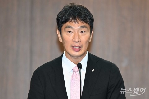 "자중하겠다" 관치금융 비판에 진땀 뺀 이복현(종합)