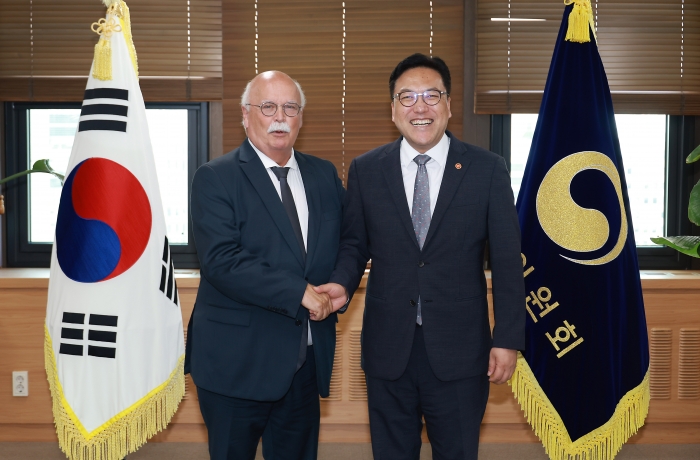 김병환 금융위원장이 9일 오후 정부서울청사에서 프랑스 상원 재정위원회(Finance Committee) 끌로드 레이날 위원장(Claude Raynal)과 면담 후 기념촬영을 하고 있다. 사진=금융위 제공