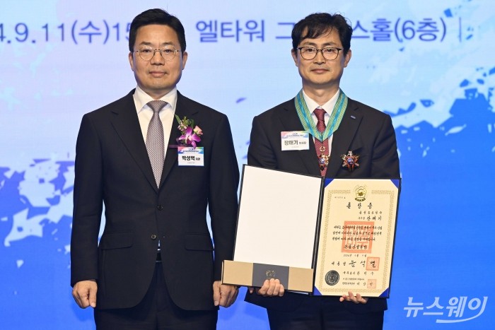 (왼쪽)박성택 산업통상자원부 1차관이 11일 오후 서울 서초구 엘타워에서 열린 2024 제21회 조선해양의 날 기념식에서 장해기 삼성중공업 부사장에게 은탑산업훈장을 수여한 후 기념촬영을 하고 있다. 사진=강민석 기자 kms@newsway.co.kr