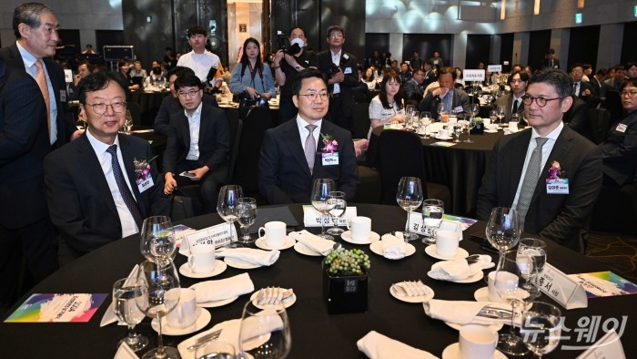 (왼쪽부터)최성안 조선해양플랜트협회장과 박성택 산업통상자원부 1차관, 김성준 HD한국조선해양 대표이사가 11일 오후 서울 서초구 엘타워에서 열린 2024 제21회 조선해양의 날 기념식에 참석해 자리하고 있다. 사진=강민석 기자 kms@newsway.co.kr