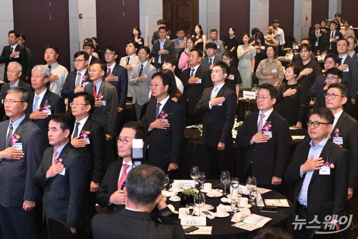 (오른쪽 두 번째)박성택 산업통상자원부 1차관과 최성안 조선해양플랜트협회장을 비롯한 내빈들이 11일 오후 서울 서초구 엘타워에서 열린 2024 제21회 조선해양의 날 기념식에서 국민의례를 하고 있다. 사진=강민석 기자 kms@newsway.co.kr
