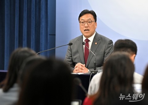 김병환 금융위원장 기자간담회···"제4인뱅 심사기준 마련"