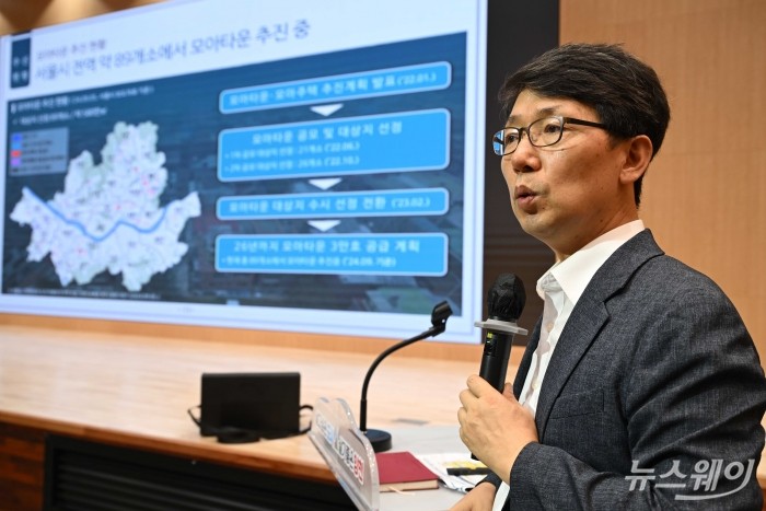 류용상 앤더스엔지니어링 대표가 20일 오후 서울 양천구청에서 열린 '목 4동 724-1번지 일대 모아타운' 주민설명회에서 발표를 하고 있다. 사진=강민석 기자 kms@newsway.co.kr