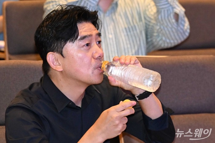이종호 티맵모빌리티 대표이사가 23일 오전 서울 중구 SKT타워에서 열린 신규 서비스 출시 기자간담회에서 물을 마시고 있다. 사진=강민석 기자 kms@newsway.co.kr