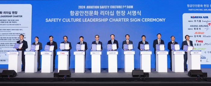 대한항공은 25일 오전 인천 중구 그랜드 하얏트 인천에서 국토교통부와 한국항공대학교 및 국적 항공사가 모두 참여한 '2024 항공안전문화포럼(2024 Aviation Safety Culture Forum)'에 참석하여 항공안전문화를 개선하고 선제적 안전관리 패러다임을 구축하기로 결의했다. 사진 대한항공 제공