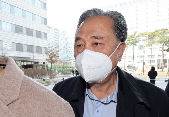 새마을금고중앙회 임원과 자산운용사 대표 등에게서 억대 금품을 받은 혐의로 재판에 넘겨진 박차훈 전 중앙회 회장이 14일 오후 서울 송파구 서울동부지방법원에서 열린 1심 선고 공판에 출석하고 있다. 사진=새마을금고중앙회 제공