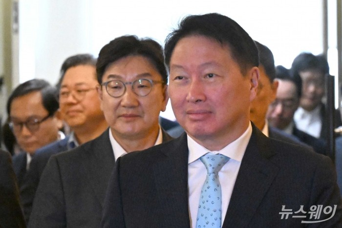 최태원 대한상공회의소 회장이 26일 오전 서울 중구 대한상공회의소에서 열린 '윤한홍 국회 정무위원장 초청 간담회'에 참석하기 위해 간담회장으로 들어서고 있다. 사진=강민석 기자 kms@newsway.co.kr